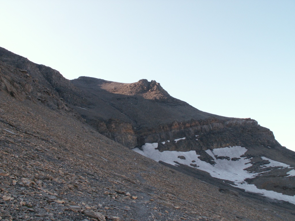 der Weg führt oberhalb der Schneefelder