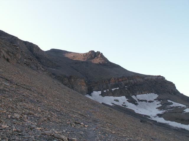 der Weg führt oberhalb der Schneefelder