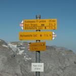 Wegweiser bei Punkt 2729 m.ü.M.