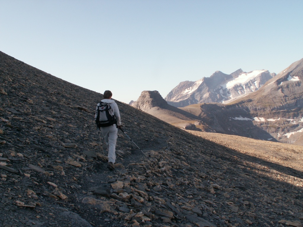 Mäusi erreicht den Kistenpass und auch die ersten Sonnenstrahlen