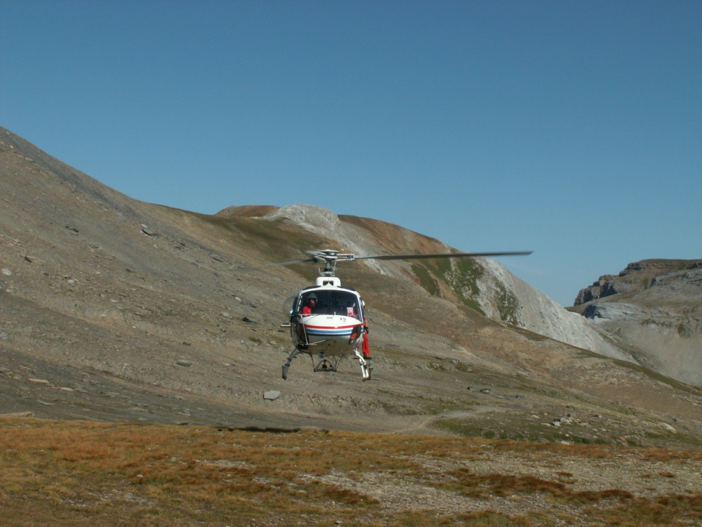 ein Helikopter bringt Nachschub für die Hüttengäste