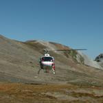 ein Helikopter bringt Nachschub für die Hüttengäste