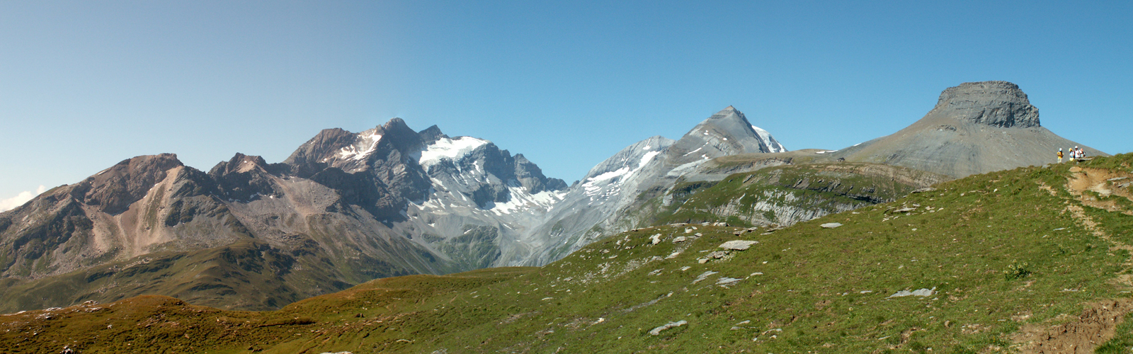 Breitbildfoto der Brigelser Hörner, Bifertenstock und Kistenstöckli