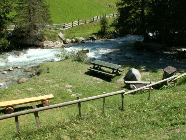 sehr schöner Rastplatz, neben dem Wildbach Flem