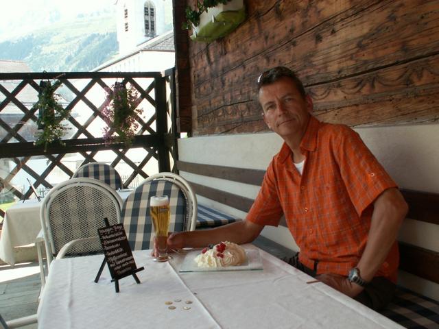 Franco geniesst im Restaurant Casa Fausta Capaul ein Merengue
