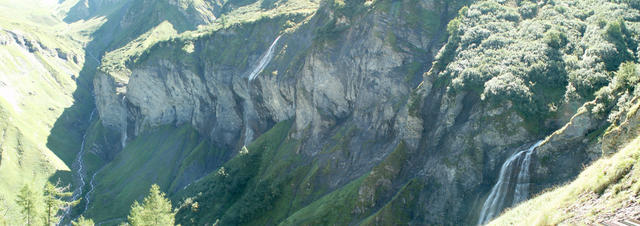 Breitbildfoto der 4 Wasserfällen auf Batöni