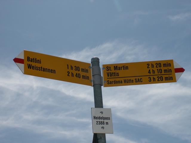 Wegweiser auf dem Heidelpass 2388 m.ü.M. fast 1400 Höhenmeter liegen hinter uns