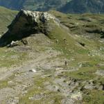 auf dem Weg zum Heubützlipass, mit Blick runter zum Wegweiser