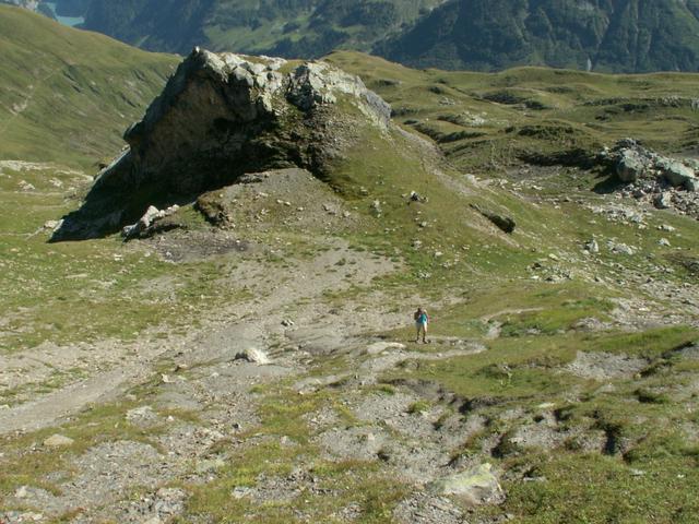 auf dem Weg zum Heubützlipass, mit Blick runter zum Wegweiser