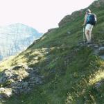 Mäusi auf dem Weg Richtung Sardonahütte. Im Hintergrund der Piz Sax