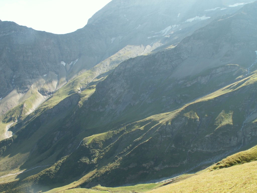 der Weg führt am Hang vom Piz Sardona zur Sardonahütte