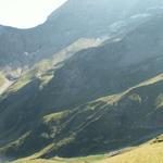 der Weg führt am Hang vom Piz Sardona zur Sardonahütte