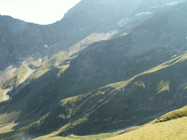 der Weg führt am Hang vom Piz Sardona zur Sardonahütte