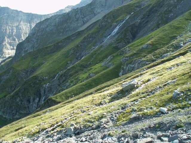 unzählige Bäche, die vom Sardonagletscher stammen, müssen überquert werden