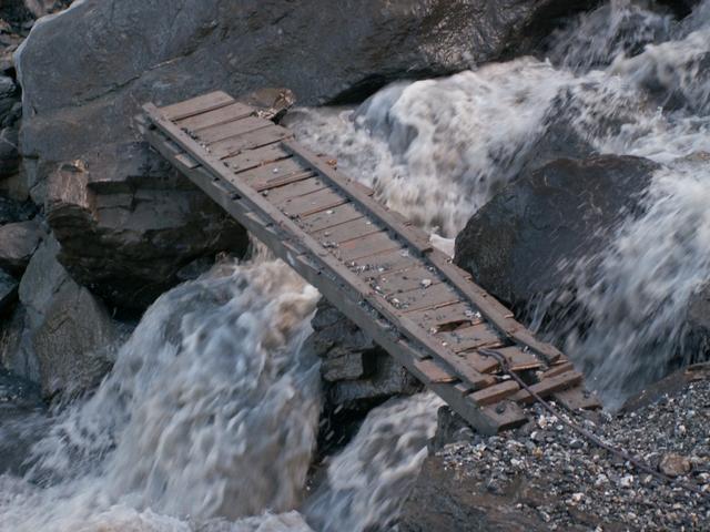 über diese Brücke überquert man den Gletscherbach