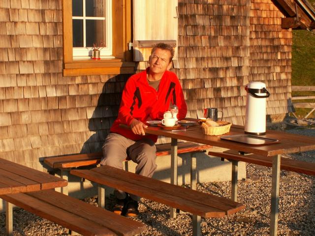 Morgenessen auf der Terrasse der Hütte so schön