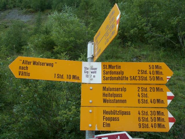 Wegweiser bei der Staumauer 1337 m.ü.M.