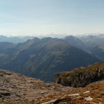 Breitbildfoto vom Passo del Laghetto Richtung Bleniotal und Nordtessiner Bergwelt