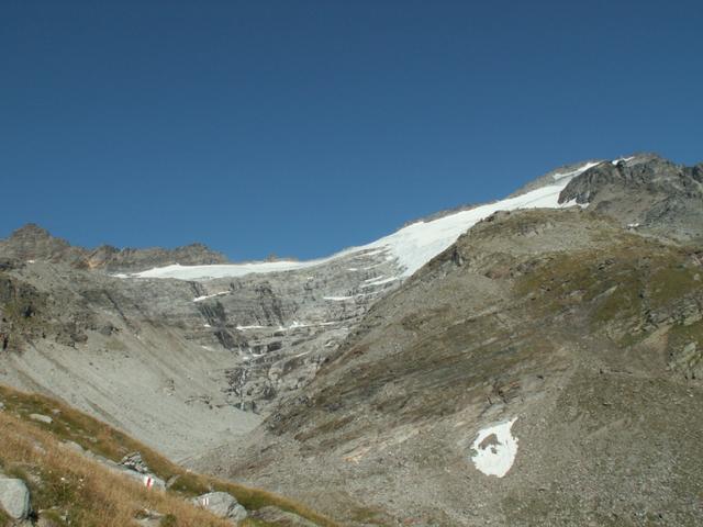 weit oben sieht man den Gletscher Vadrecc di Bresciana (Rheinwaldhorn)