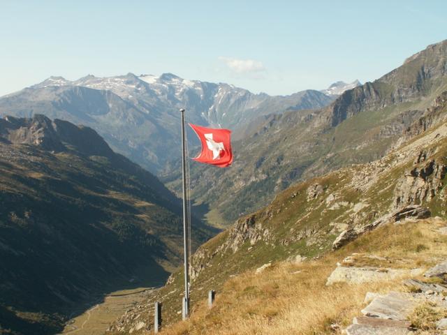 Aussicht von der Capanna Richtung Val di Carassino. Im Hintergrund der Piz Medel