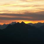 wie ein Feuerball geht die Sonne unter