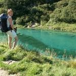 Mäusi bewundert die Farbe des Wassers