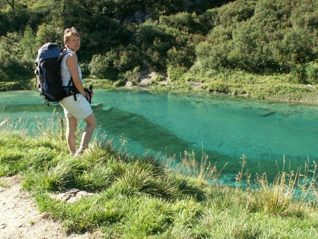 Mäusi bewundert die Farbe des Wassers