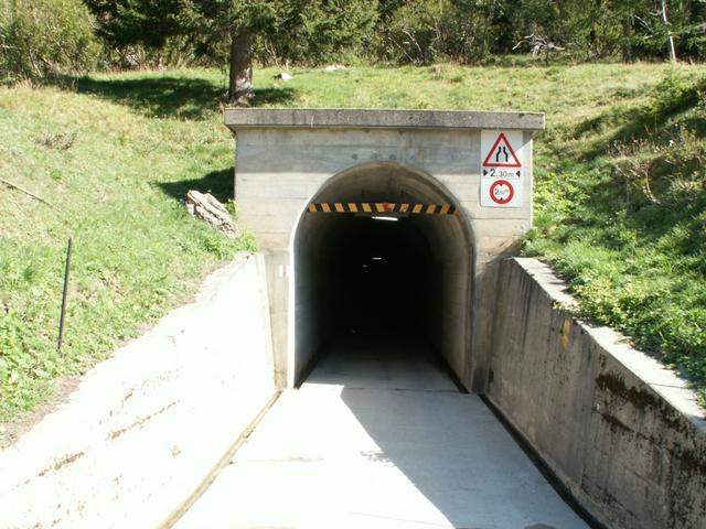 nach dem Passo Muaxx bei Punkt 1678 m.ü.M. vor dem Tunneleingang