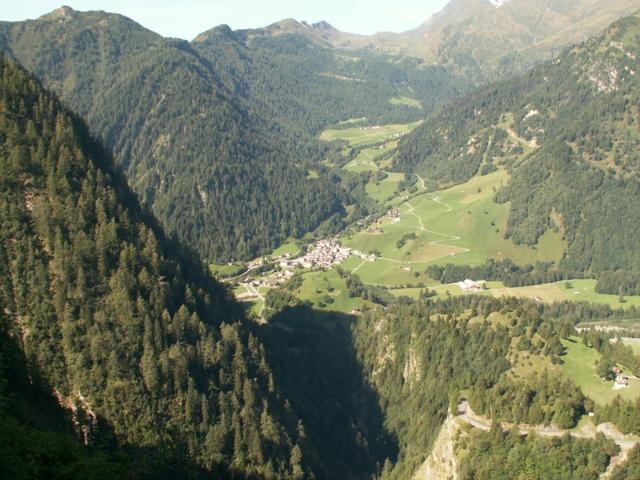 Blick vom Tunnelende runter nach Campo Blenio