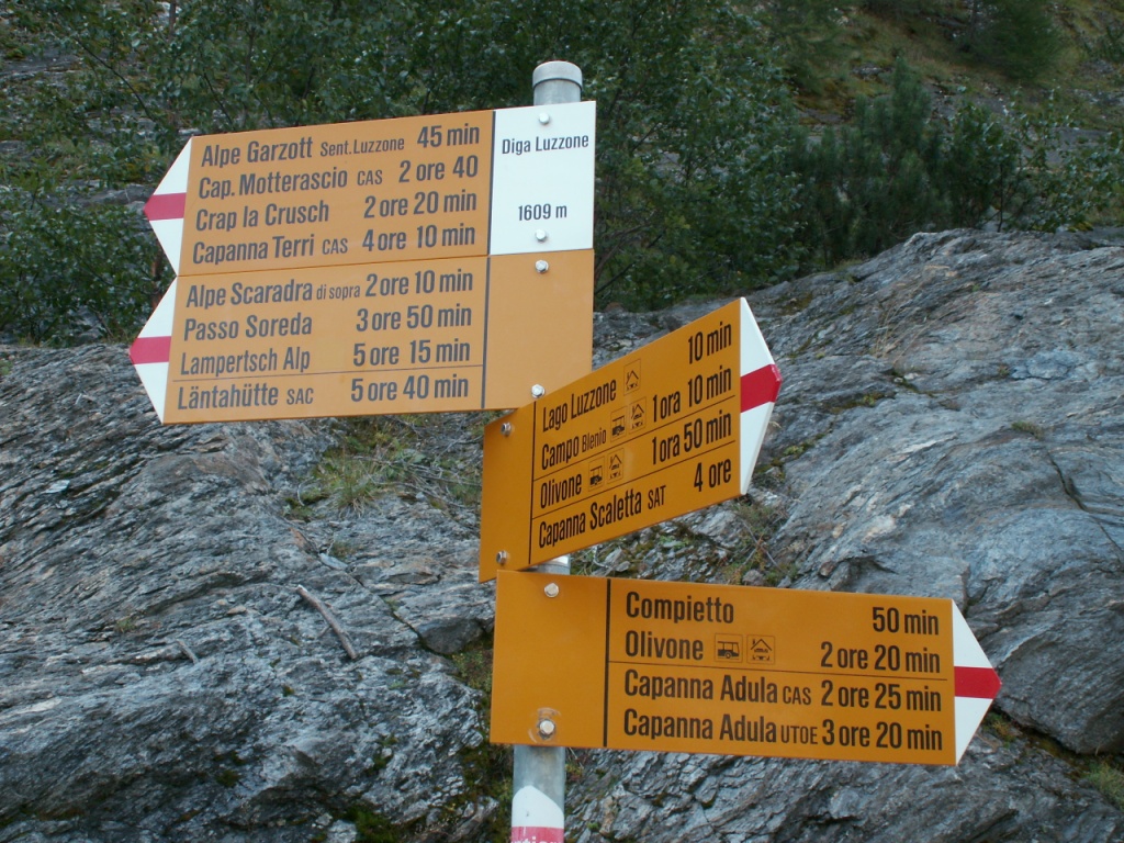 Wegweiser oben bei der Staumauer 1609 m.ü.M.