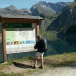 Mäusi beim lesen der Informationstafel beim Lago di Luzzone