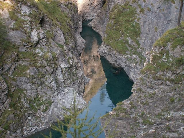 fast wie eine kleine Schlucht endet hier der Lago di Luzzone