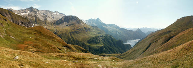 Breitbildfoto von der Capanna Motterascio aus gesehen, Richtung Lago di Luzzone