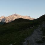 Piz Gaglianera und Piz Greina liegen schon in der Sonne