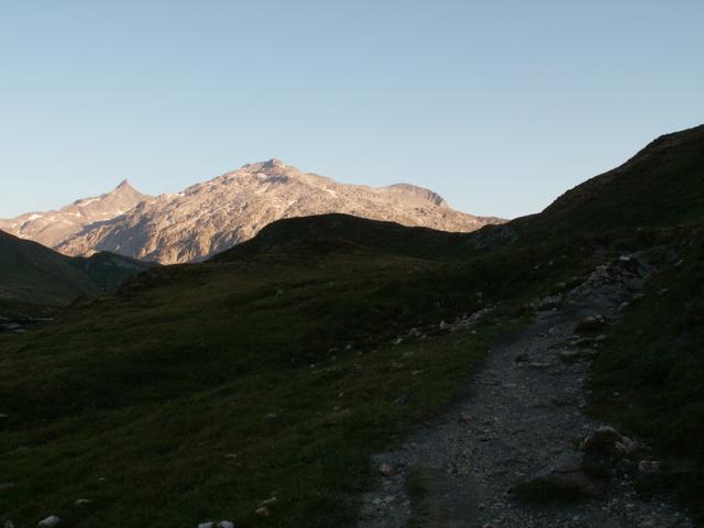 Piz Gaglianera und Piz Greina liegen schon in der Sonne