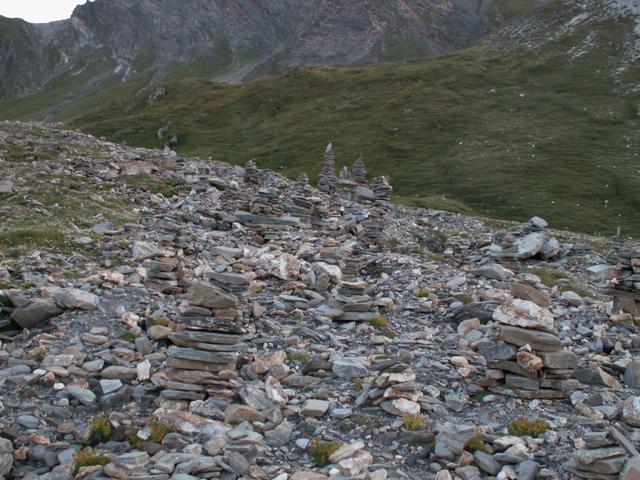 der Weg führt neben unzähligen Steinmänndli vorbei