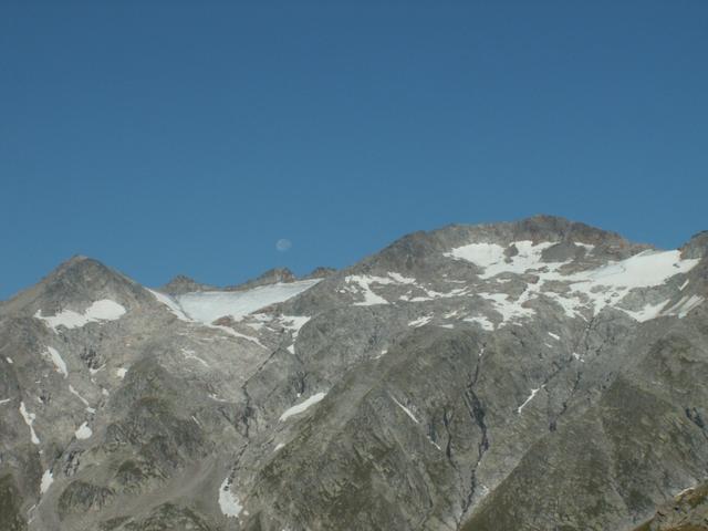 links Cima di Camadra, rechts Piz Medel