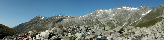 Breitbildfoto mit Piz Medel, Pass d'Uffiern, Cima di Garina und das Val Camadra