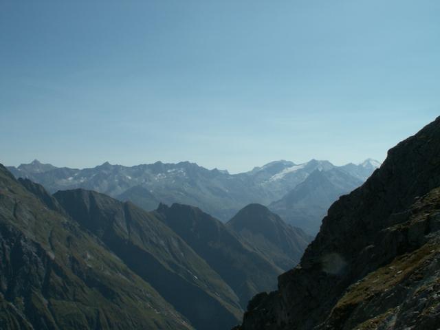 Blick Richtung Rheinwaldhorn und die ganze Adula Kette