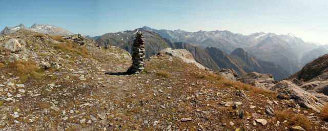 Breitbildfoto vom Pass d'Uffiern, mit Blick Richtung Greina Ebene