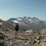 Mäusi bestaunt die Aussicht Richtung Cima della Bianca und Scopi