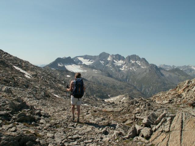 Mäusi bestaunt die Aussicht Richtung Cima della Bianca und Scopi