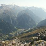 Tiefblick vom Sasso Lanzone ins Val Camadra. In der Bildmitte der Sosto