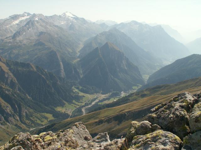 Tiefblick vom Sasso Lanzone ins Val Camadra. In der Bildmitte der Sosto