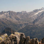 Breitbildfoto vom Sasso Lanzone, mit Blick Richtung Adula Kette. Ganz rechts der Rheinwaldhorn