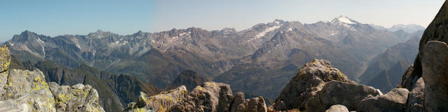 Breitbildfoto vom Sasso Lanzone, mit Blick Richtung Adula Kette. Ganz rechts der Rheinwaldhorn