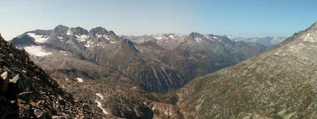 Breitbildfoto mit Blick Richtung Bündner Berge