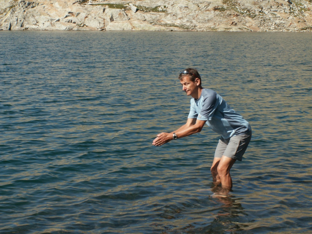 Franco möchte gerne schwimmen. Das Wasser ist aber eisigkalt