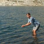 Franco möchte gerne schwimmen. Das Wasser ist aber eisigkalt