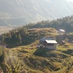 die Capanna Bovarina ist in der Bildmitte, ein bisschen vesteckt von der Hütte davor